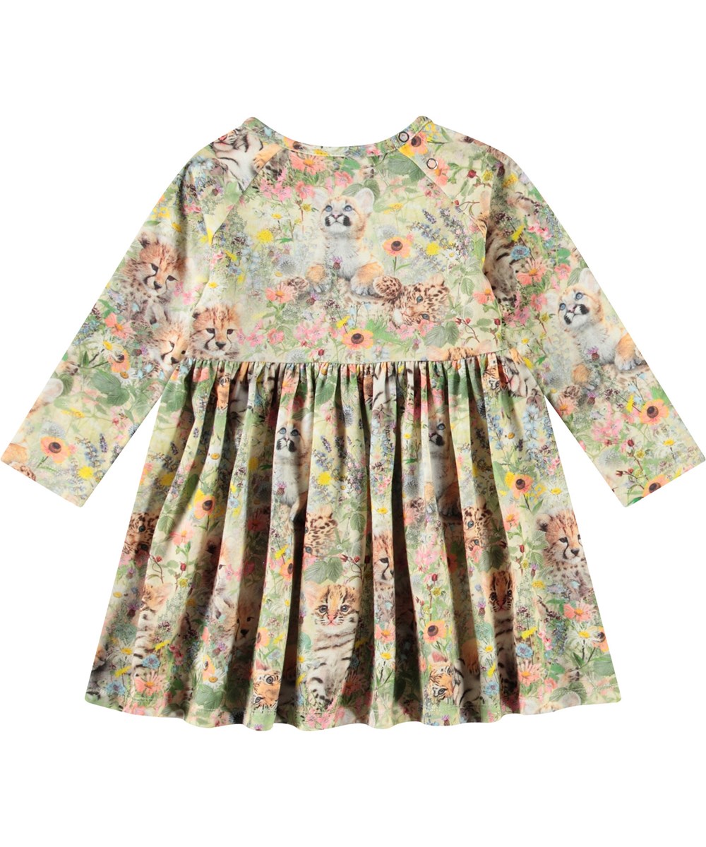 Charmaine - Meadow Cubs - Langärmeliges Kleid für Babys aus Öko-Baumwolle. Das Kleid zeigt einen Druck von Tierbabys in einem Blumenbeet.