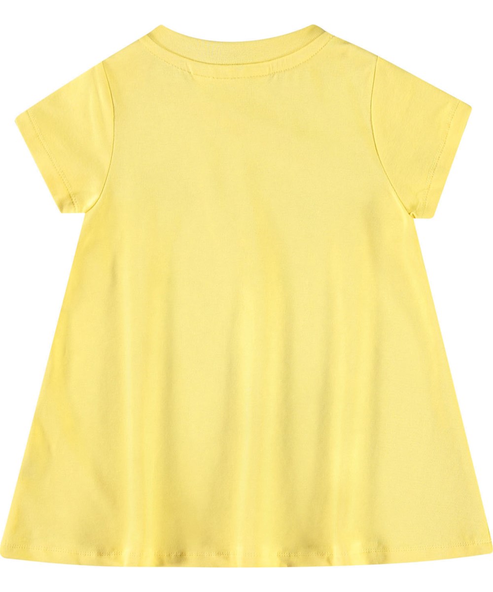 Cosimo - Love Birds Dress - A-Linien-Kleid aus Öko-Baumwolle für ein Baby. Das Kleid ist gelb mit einem Druck von kleinen Papageien und Kirschen.