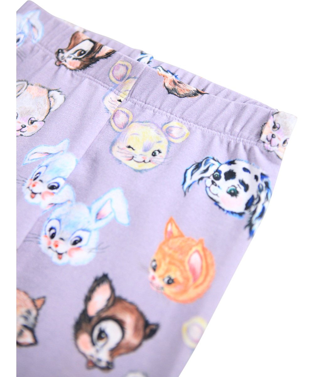 Stefanie - Itty Bitty - Hellviolette Leggings für die Kleinen aus Öko-Baumwolle mit einem Aufdruck von gezeichneten Tieren.