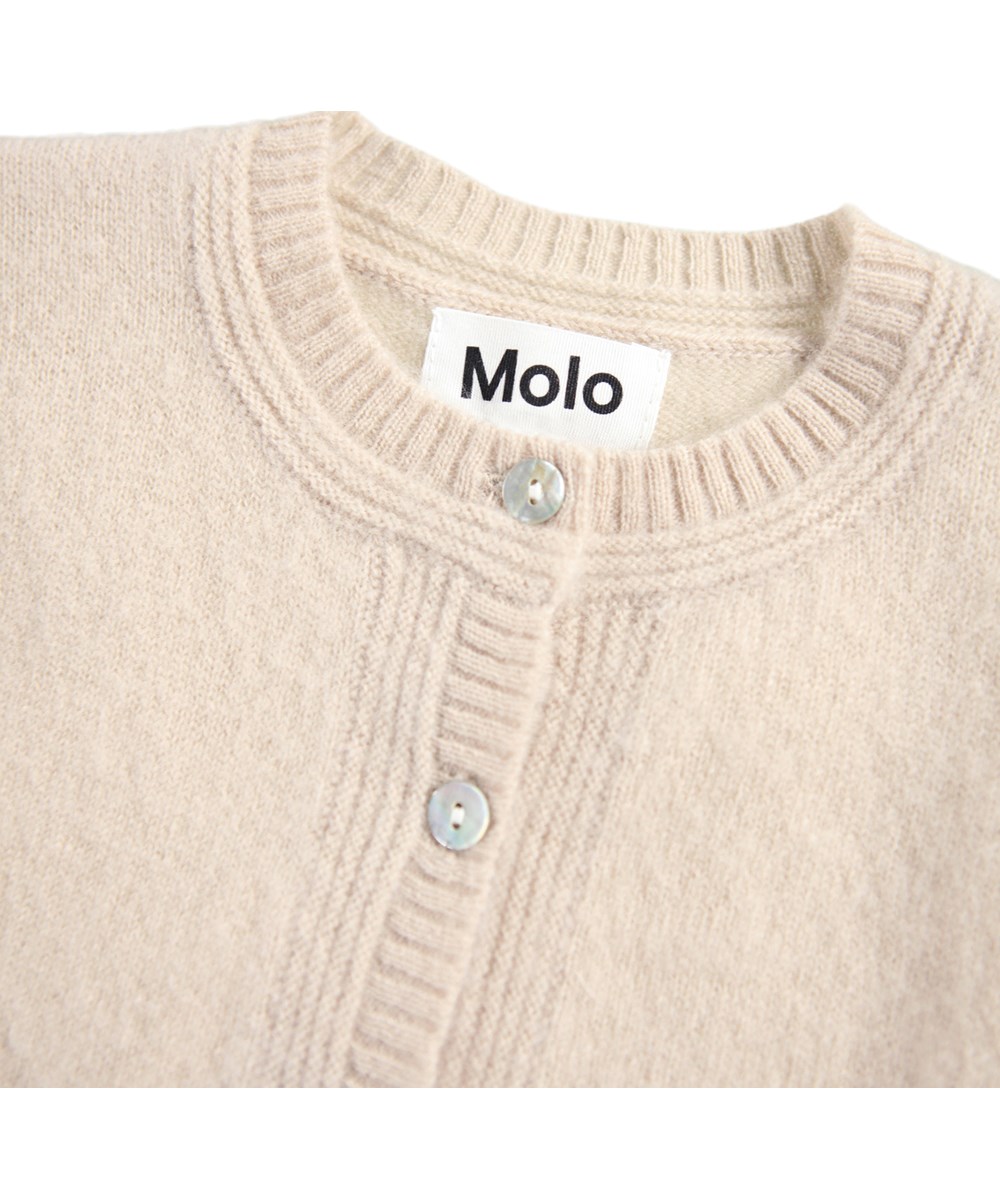 Gita - Oatmeal Melange - Beiger Strick-Cardigan für die Kleinen aus Wolle.