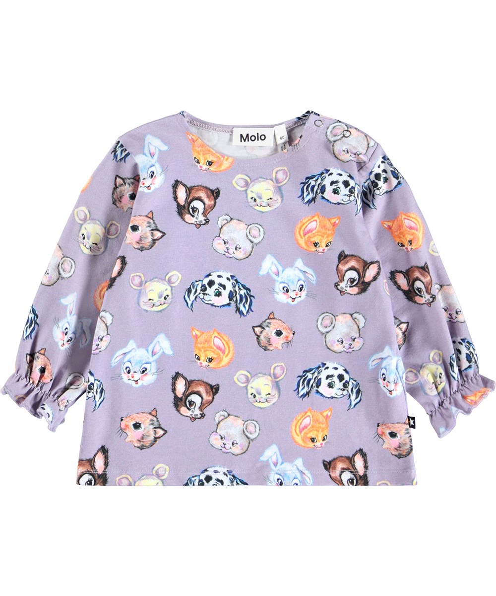 Elina - Itty Bitty - Hellvioletter Langarm-Top für die Kleinen aus Öko-Baumwolljersey mit einem Druck von gezeichneten Tieren. Das Langarm-Top hat eine lockere Passform und Ärmel mit elastischen Bündchen an den Handgelenken, was einen kleinen Rüschensaum ergibt. Es gibt einen