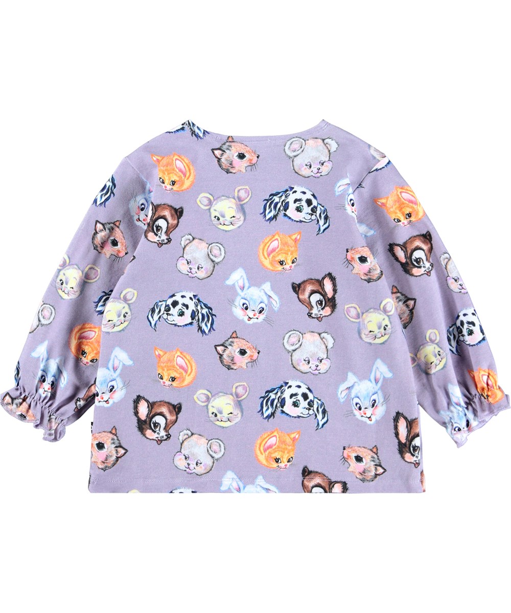 Elina - Itty Bitty - Hellvioletter Langarm-Top für die Kleinen aus Öko-Baumwolljersey mit einem Druck von gezeichneten Tieren. Das Langarm-Top hat eine lockere Passform und Ärmel mit elastischen Bündchen an den Handgelenken, was einen kleinen Rüschensaum ergibt. Es gibt einen