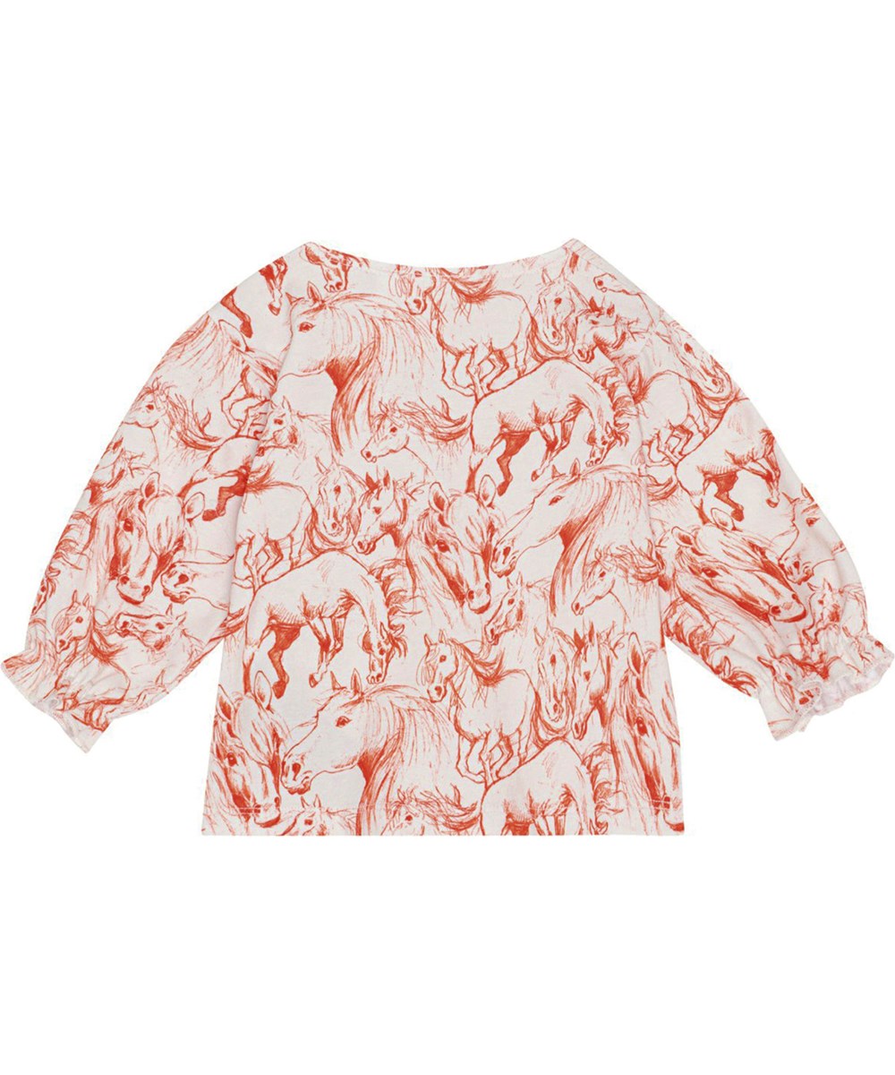 Elina - Red Horses - Cremeweißes Langarmshirt aus weichem Öko-Baumwolljersey mit einem roten Allover-Print aus handgezeichneten, wunderschönen Pferden