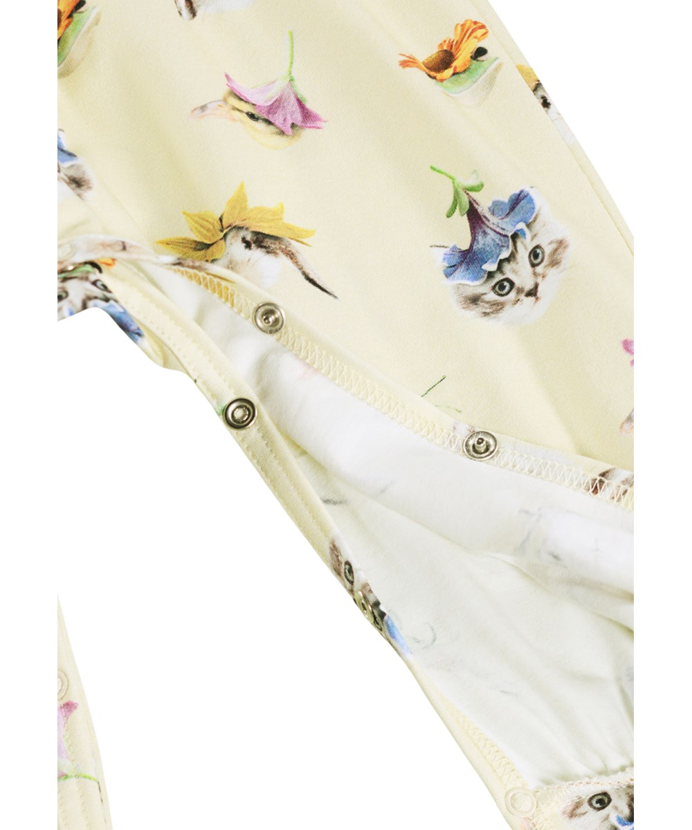 Fallon - Floral Fun Baby - Gele jumpsuit voor de kleintjes gemaakt van biologisch katoen met een dierenprint en ruches.