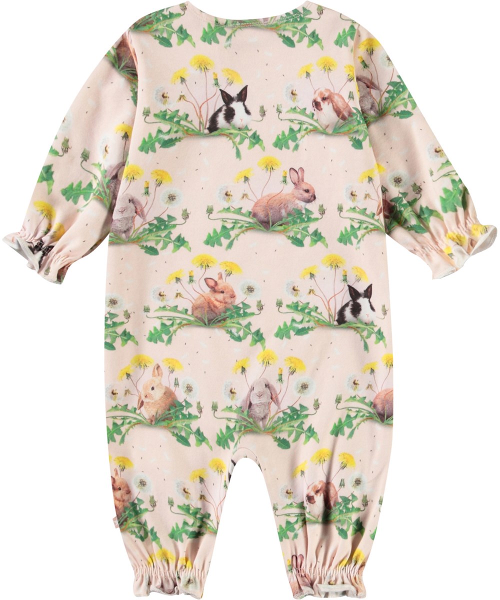 Florina - Bunnies United - Babypakje van biologisch katoen met een print van babydieren in een bed van bloemen.