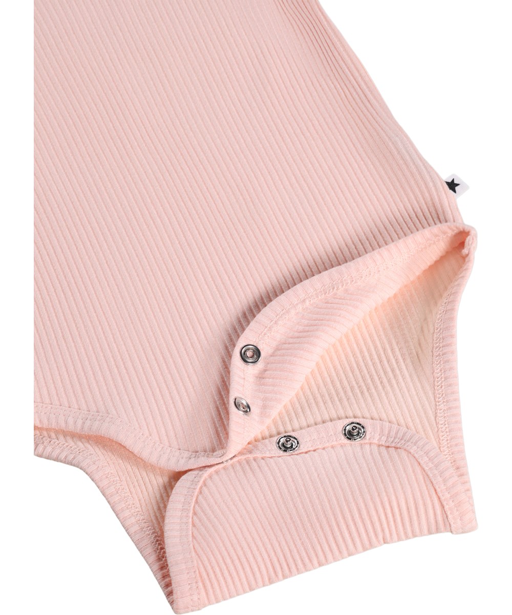 Foss - Cloud Pink - Roze, lang mouw bodysuit voor de kleintjes gemaakt van biologisch katoenen rib.
