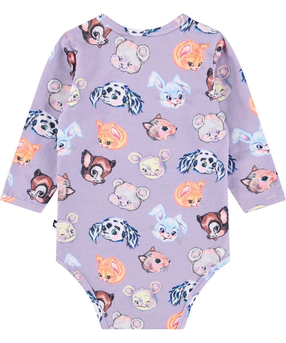 Foss - Itty Bitty - Roomwitte romper  voor de kleintjes gemaakt van geribbeld biologisch katoen met lange mouwen. De romper heeft een popeline kraag, drukknopen aan de achterkant en in het kruis voor het gemakkelijk aan- en uitkleden.