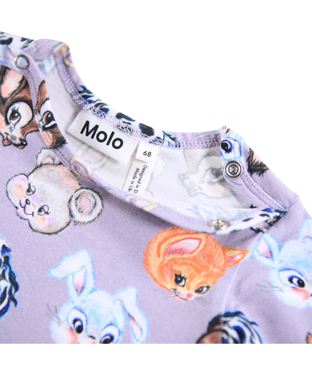 Foss - Itty Bitty - Roomwitte romper  voor de kleintjes gemaakt van geribbeld biologisch katoen met lange mouwen. De romper heeft een popeline kraag, drukknopen aan de achterkant en in het kruis voor het gemakkelijk aan- en uitkleden.