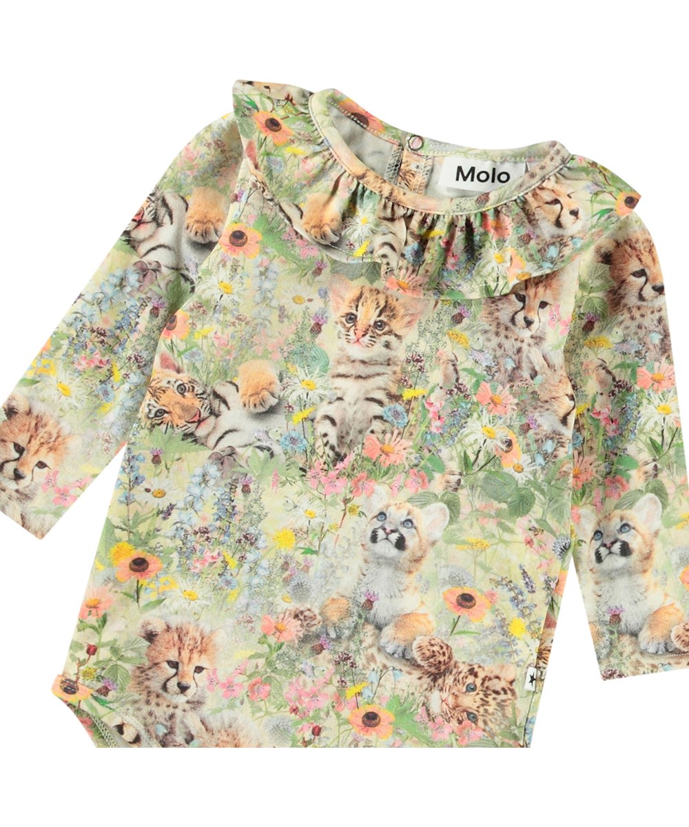 Freya - Meadow Cubs - Babyromper van biologisch katoen met ruches en lange mouwen. De romper heeft een print van babydieren in een bed van bloemen.