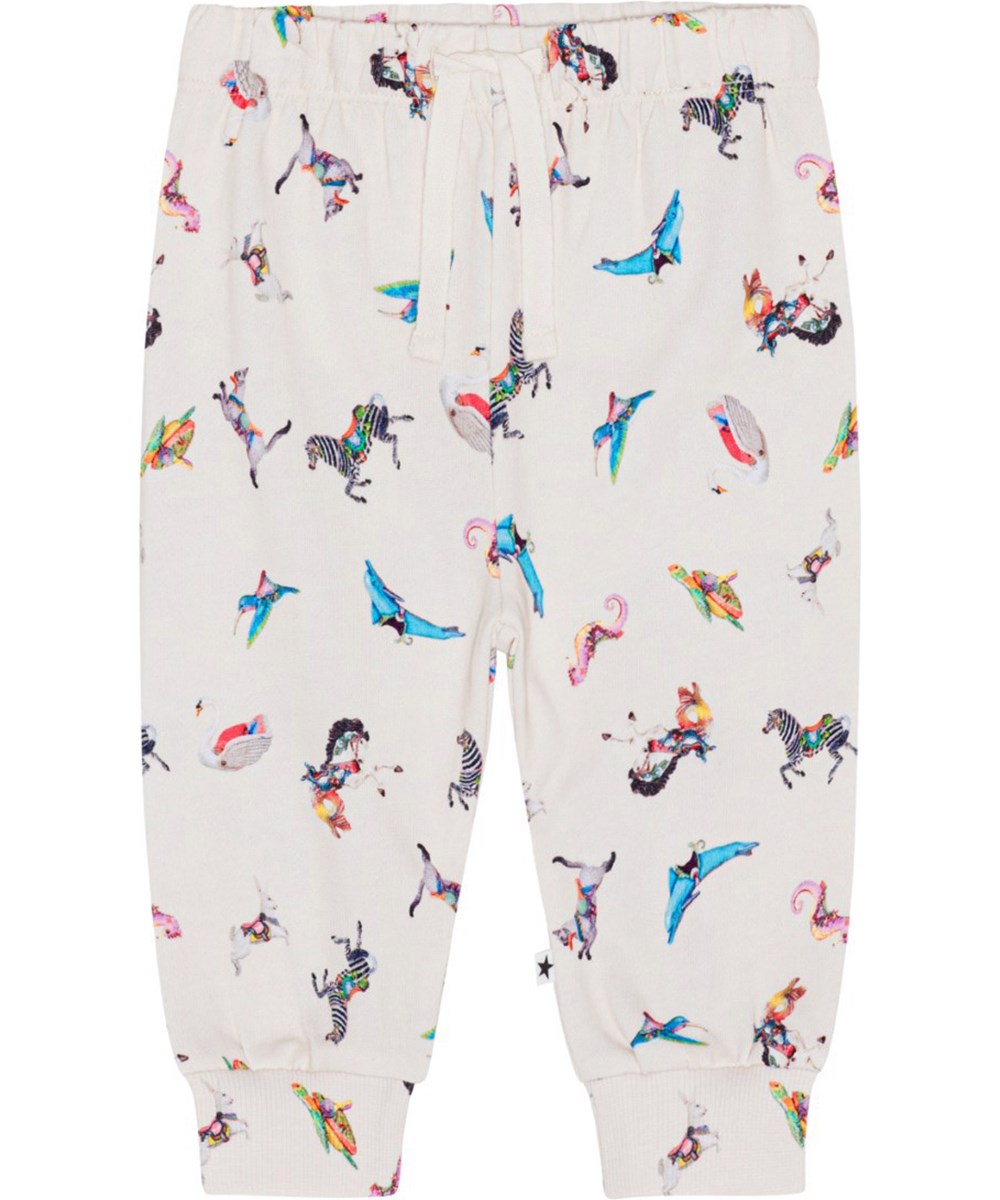 Simeon - Carousel Mini - Voor kleine kinderen een gebroken witte joggingbroek van biologisch katoen met een print van draaimolendieren