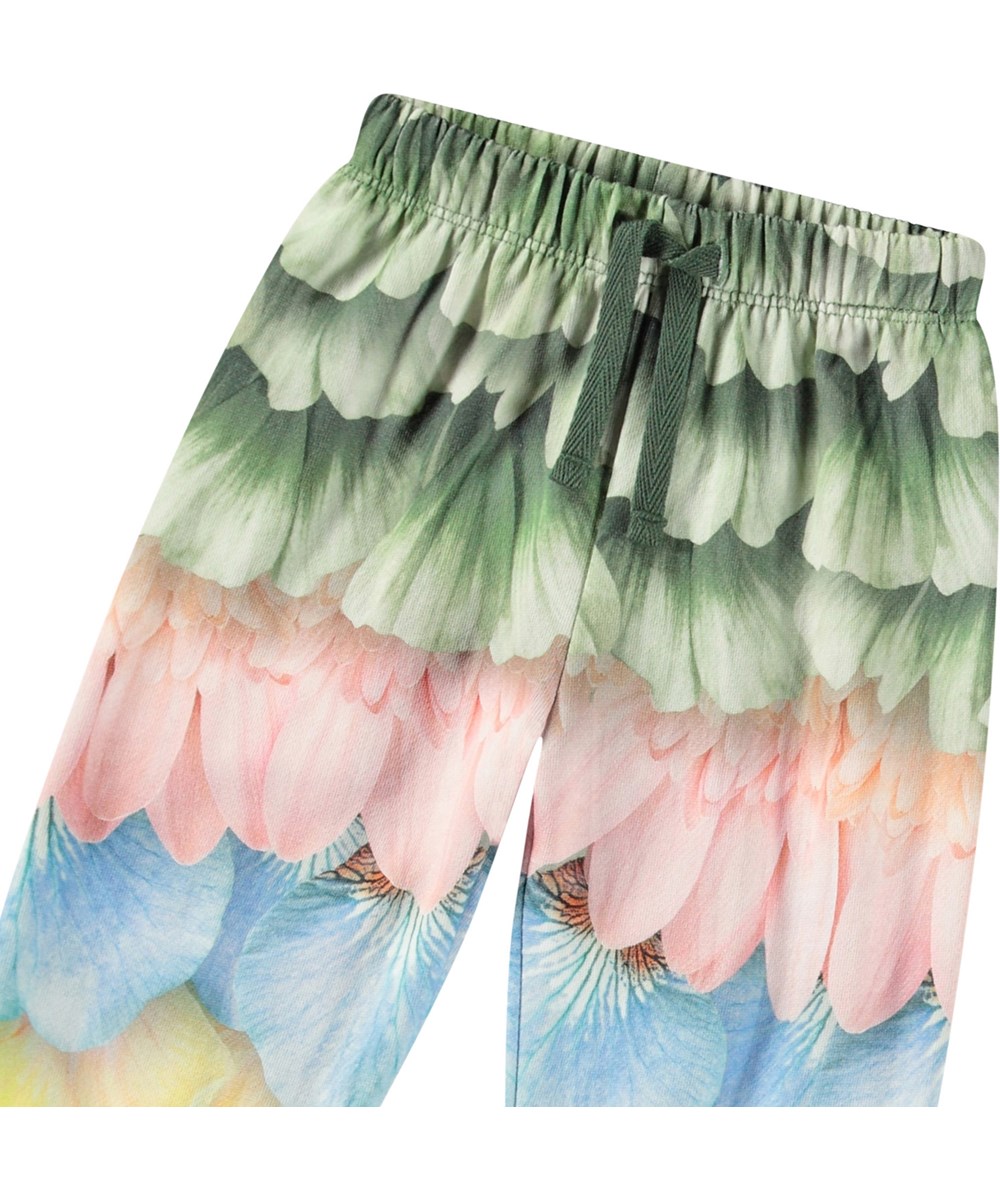 Simeon - Petal Rainbow - Kleurrijke joggingbroek voor baby's van zacht biologisch katoen met een print van bloemblaadjes en veren.