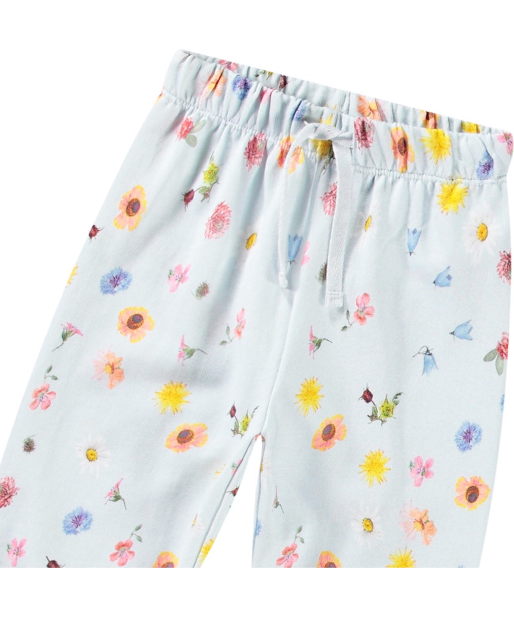 Simeon - Small Flowers Baby - Lichtblauwe joggingbroek voor baby's van zacht biologisch katoen met een bloemenprint. 