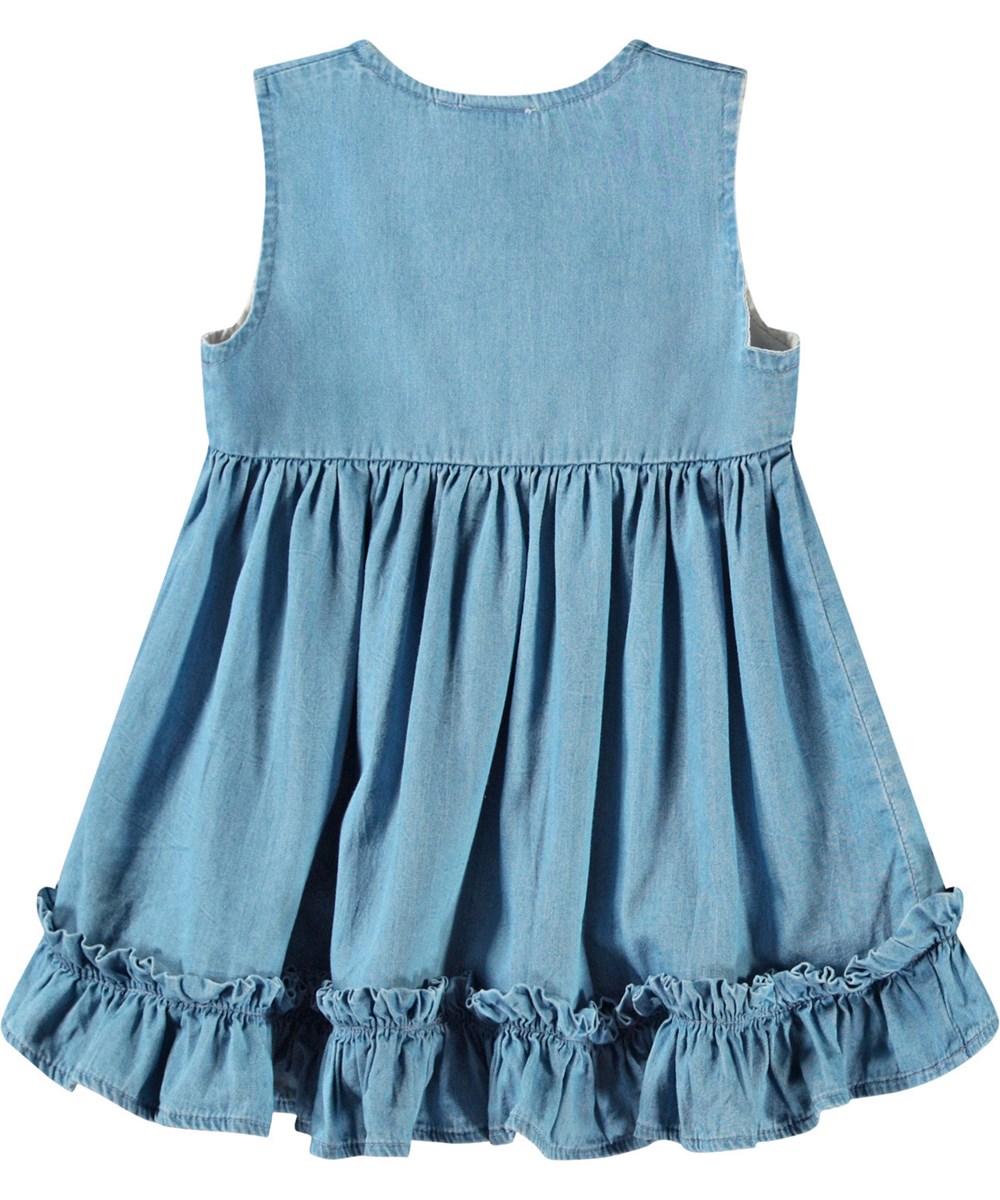 Calvina - Sky Indigo - Prachtige babyjurk van biologisch katoen. De jurk is gemaakt van chambray katoen met ruches.