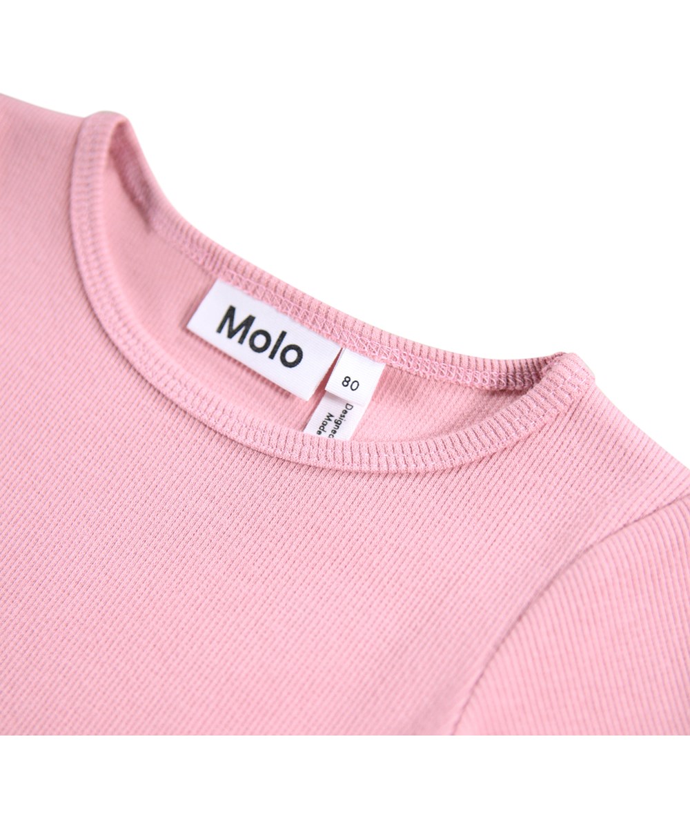 Candi - Fluffiness - Jurk met lange mouwen voor de kleintjes gemaakt van biologisch katoen. De jurk is donkerroze met een print van dieren.