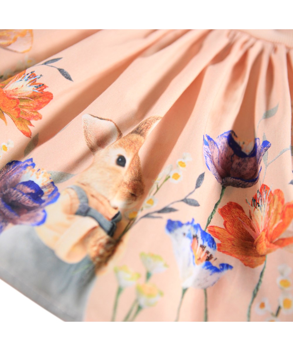 Carin - Rosey Bunny - Roze jurkje voor de kleintjes gemaakt van biologisch katoen. De rok heeft een print van schattige dieren gekleed in kleding en prachtige bloemen.