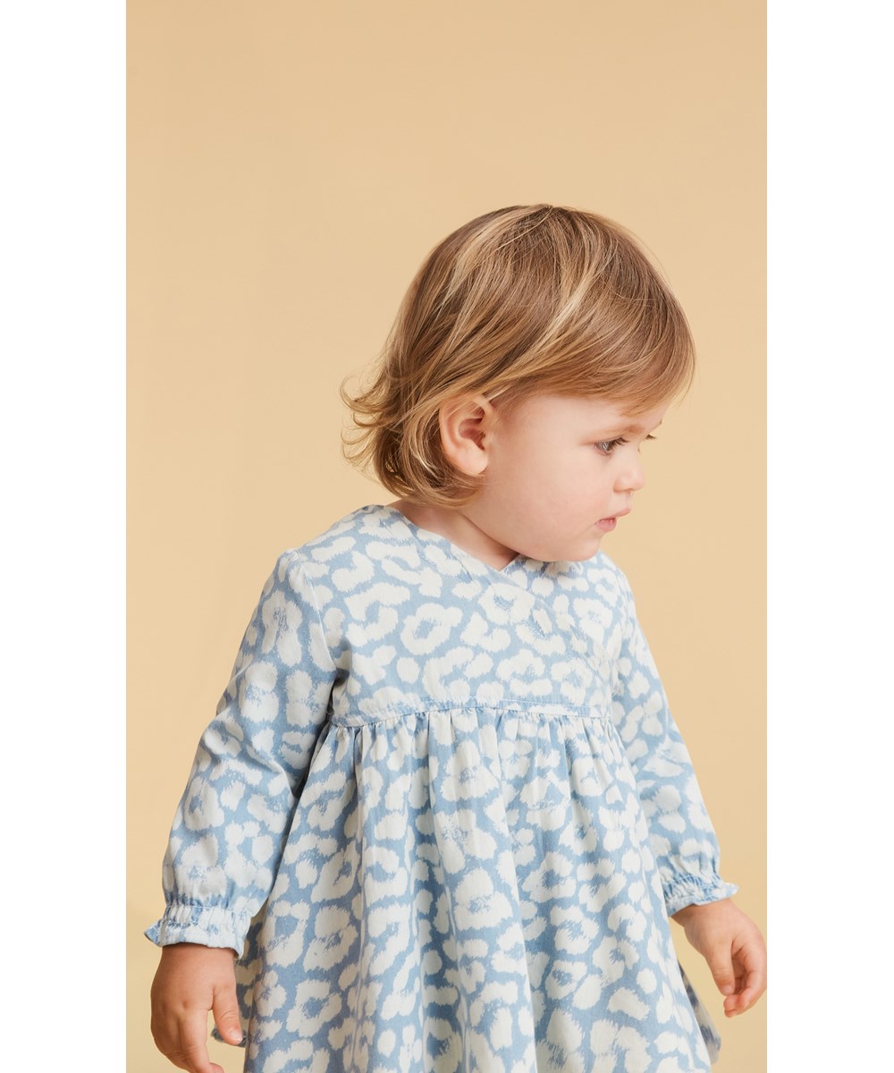 Caysa - Bleached Jaguar - Babyjurk in blauwe luipaardprint