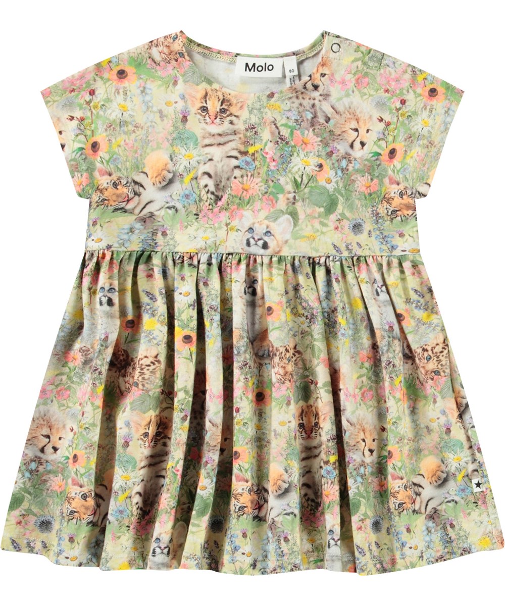 Channi - Meadow Cubs - Babyjurk van biologisch katoen met veel vorlume. De jurk heeft een all over print van babydieren in een bed van bloemen.