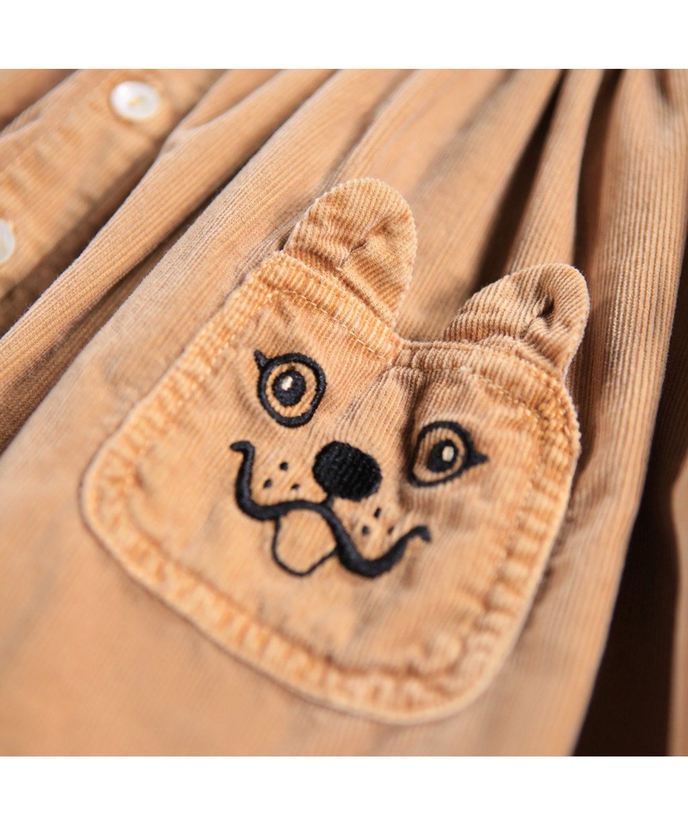 Charlie - Pomeranian - Lichtbruin jurk voor de kleintjes gemaakt van zacht biologisch katoenen fluweel met honden zakken.