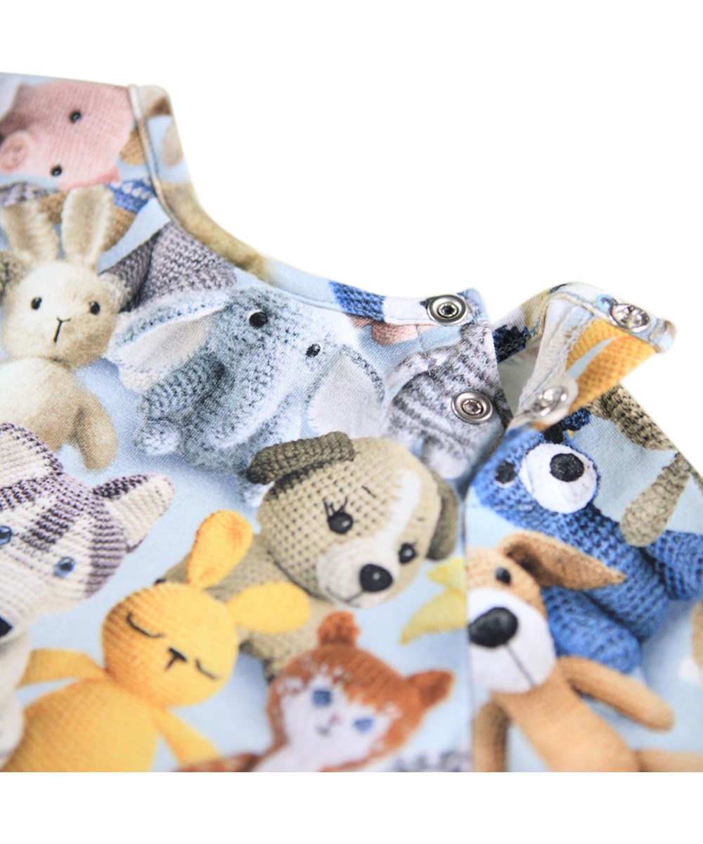 Charmaine - Crochet Cuties - Lange lichtblauwe jurk voor de kleintjes gemaakt van biologisch katoen met langen mouwen en een print van schattige gehaakte teddyberen.