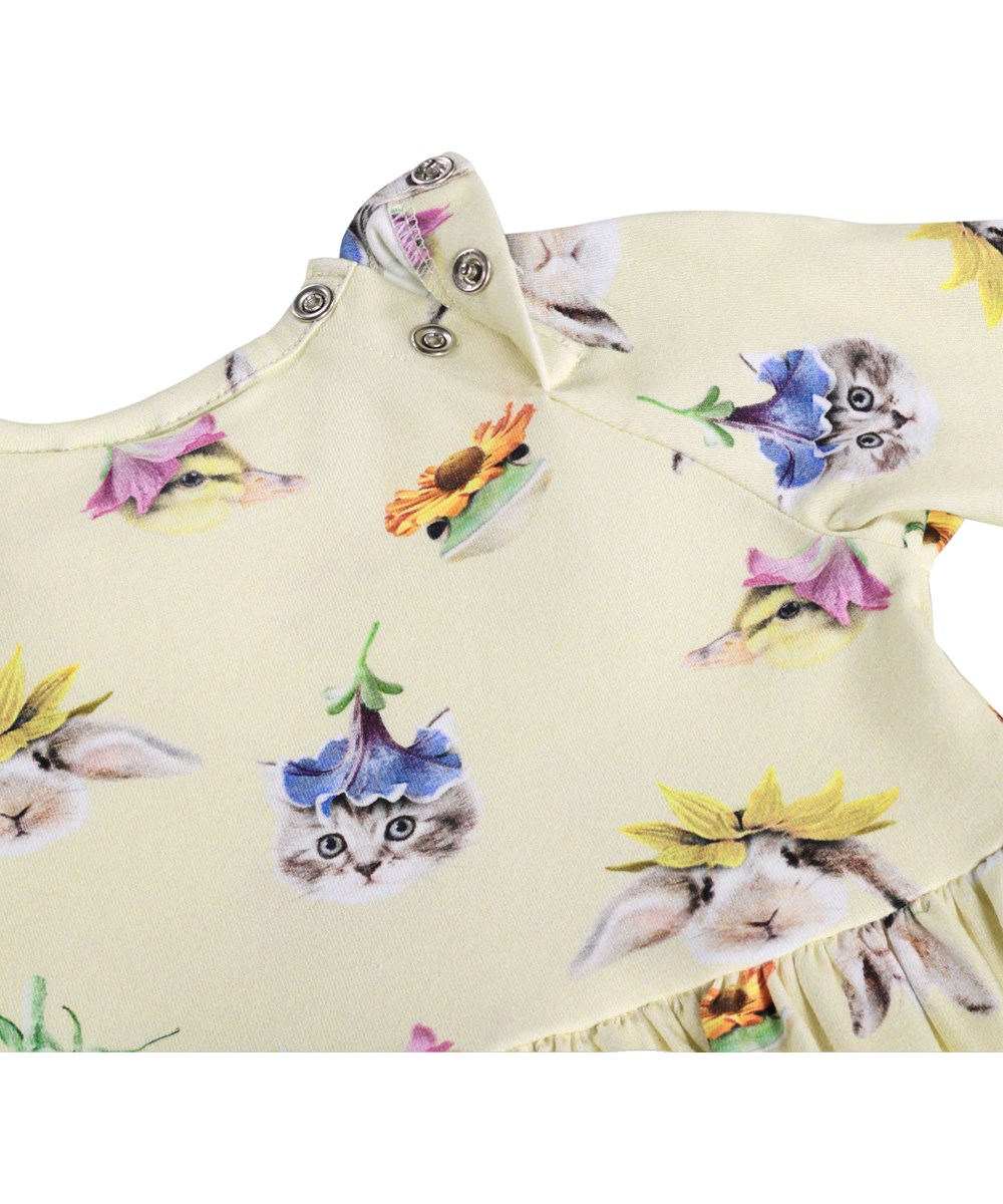 Charmaine - Floral Fun Baby - Gele, lange mouwen jurk voor de kleintjes met een dierenprint