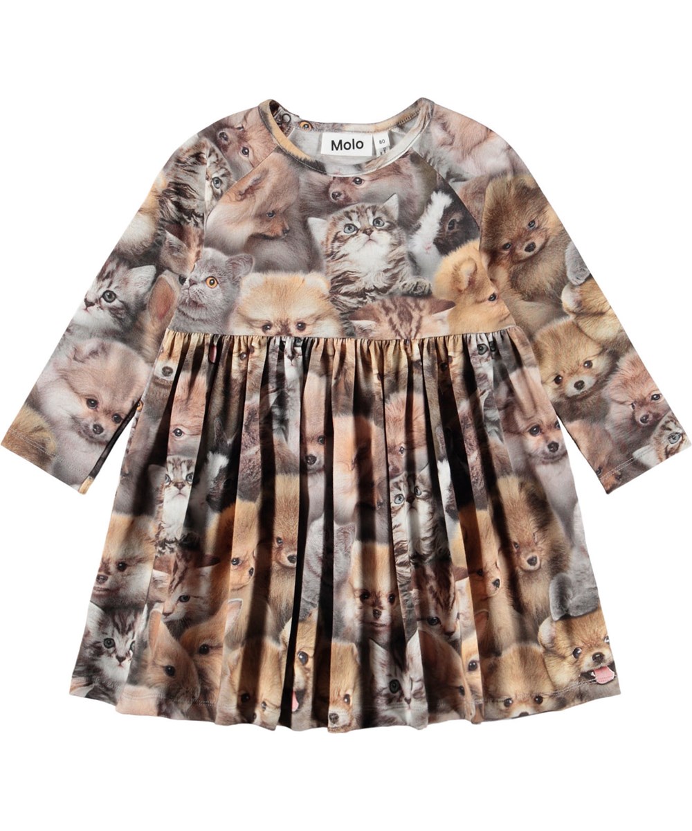 Charmaine - Fuzzy Fluffy - Langärmeliges braunes Kleid für die Kleinen aus Öko-Baumwolle mit einem Druck von Hunden und Katzen.