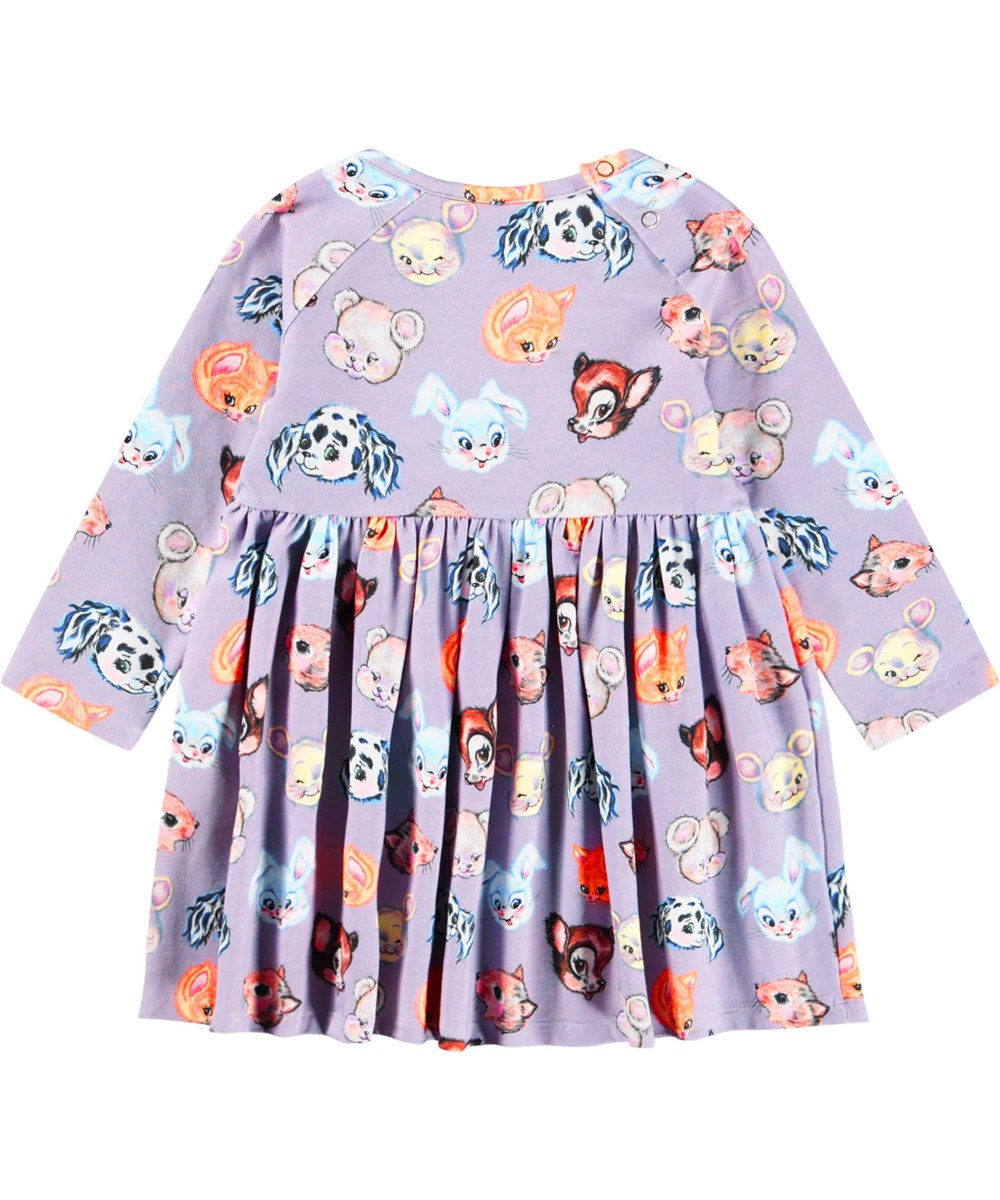 Charmaine - Itty Bitty - Langärmeliges lila Kleid für die Kleinen aus Öko-Baumwolle mit einem Aufdruck von gezeichneten Tieren.