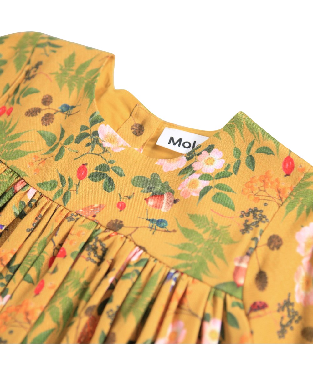 Claire - Foraging - Mooi gele jurk voor de kleintjes gemaakt van viscose met een print van bloemen, bessen en insecten.