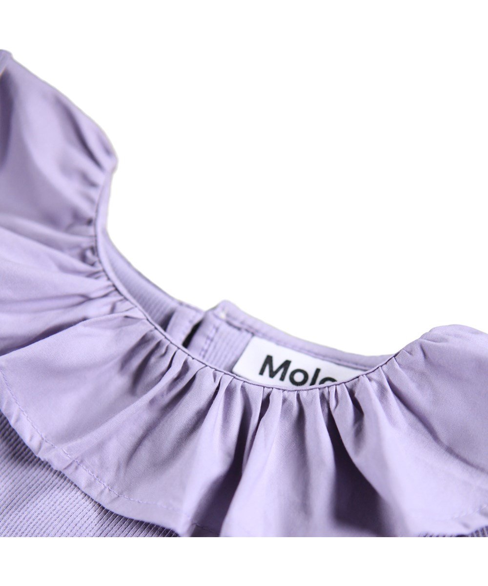 Crystala - Faded Purple - Lichtpaars popeline jurk voor de kleintjes gemaakt van biologisch katoen. De top is van ribtricot en de kraag en rok zijn van popeline.