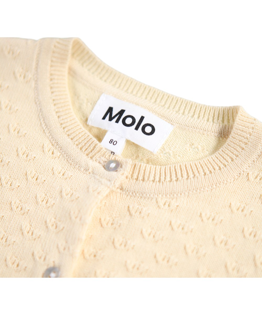 Goldie - Summer Sand - Gebroken witte gebreid vestje voor de kleintjes gemaakt van biologisch katoen.