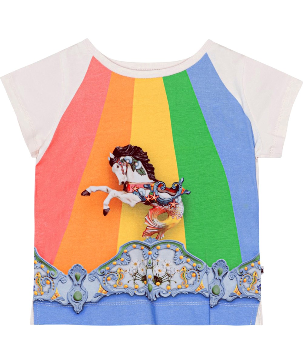 Elly - Carousel Top - Witte t-shirt van zacht biologisch katoen met kleurrijke draaimolenprint