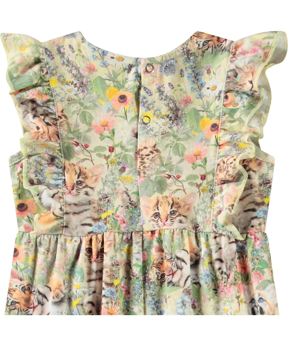 Fallon - Meadow Cubs - Heldragt til de mindste i blødt økologisk bomuld med print af dyreunger i et blomsterbed.