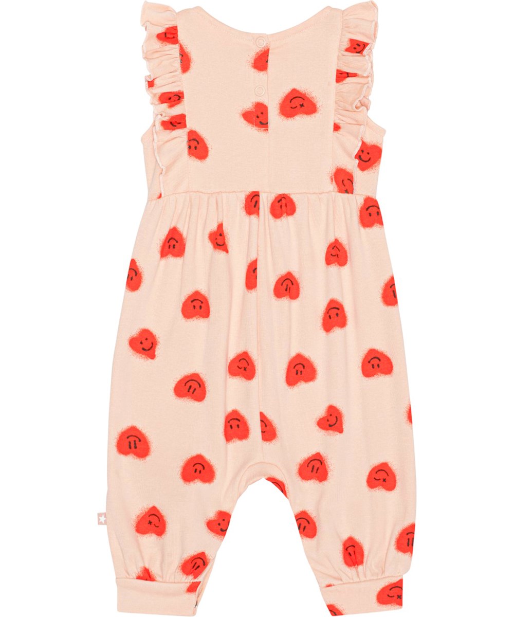 Fallon - Red Hearts_ Jersey - Lyserød baby dragt med sød flæsekant for- og bagpå i blødt økologisk bomuld med et alloverprint af søde smilende graffiti hjerter