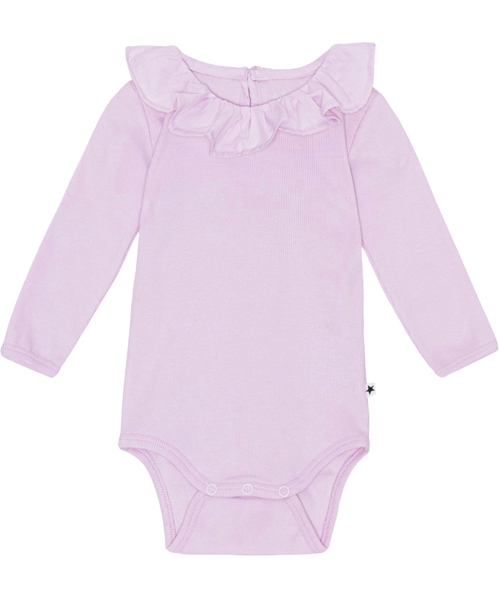 Faye - Alpine Glow - Lyslilla babybody med lange ærmer, i ribbet økologisk bomuld med sød poplin krave