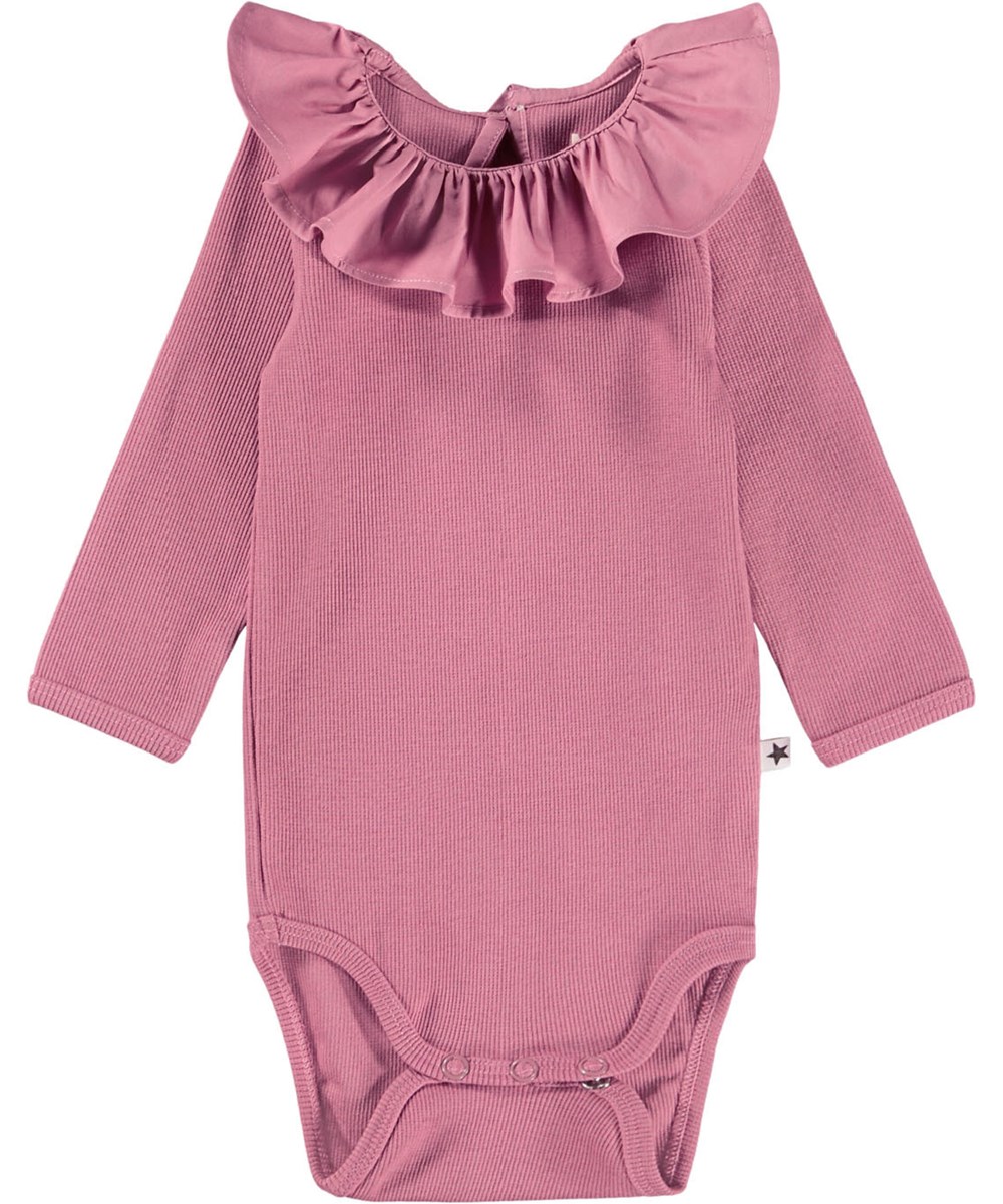 Faye - Fox Glove - Lys bordeauxfarvet langærmet body i ribbet økologisk bomuld med stor krave til baby.