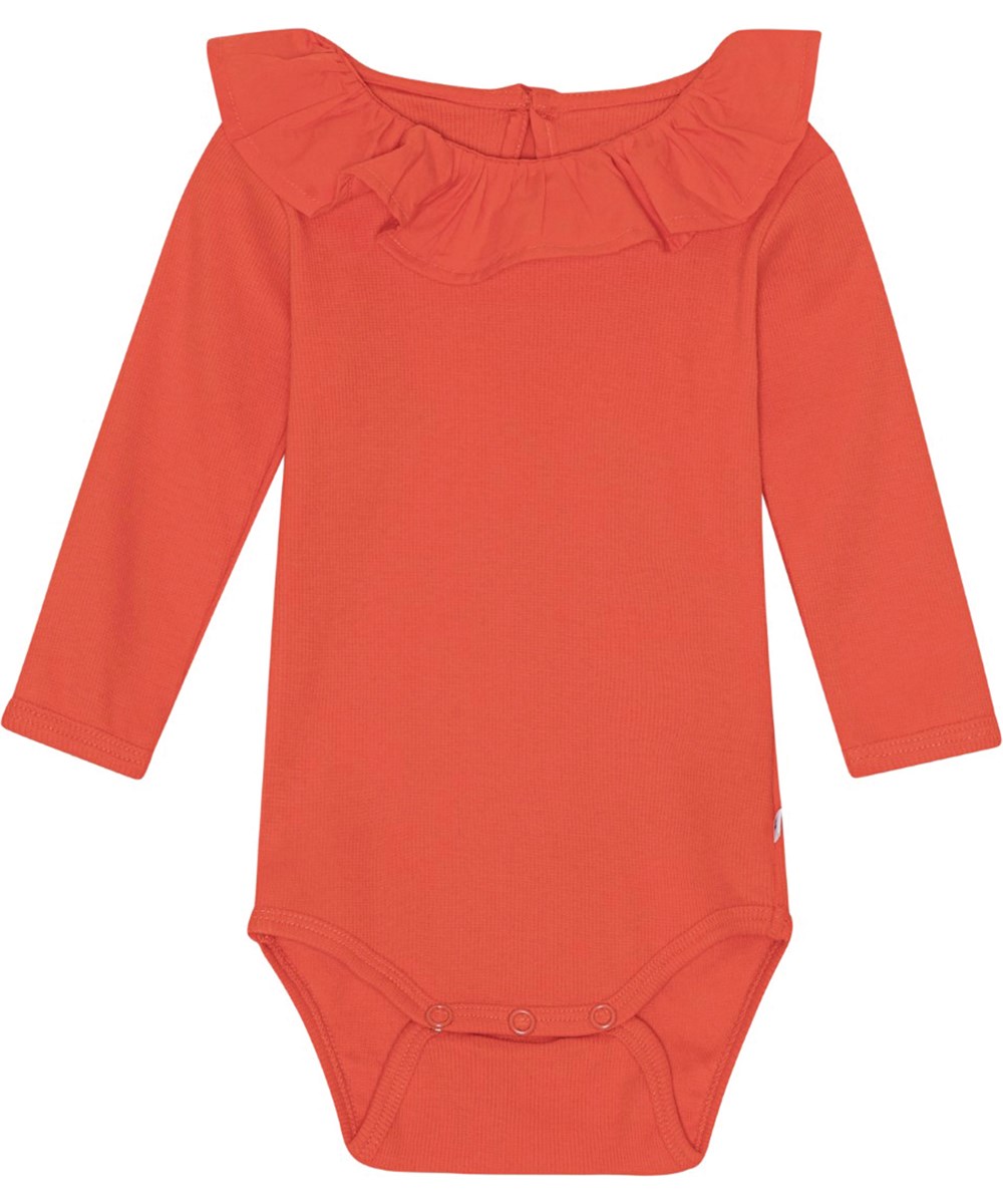 Faye - Red Clay - Rød babybody med lange ærmer, i ribbet økologisk bomuld med sød poplin krave