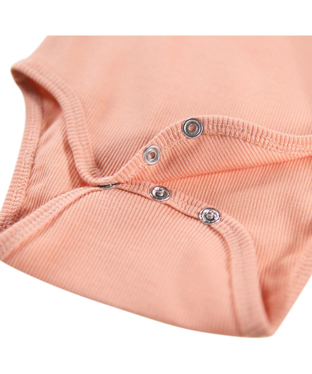 Faye - Rose Cloud - Rosa langærmet body i ribbet økologisk bomuld med stor krave til baby.