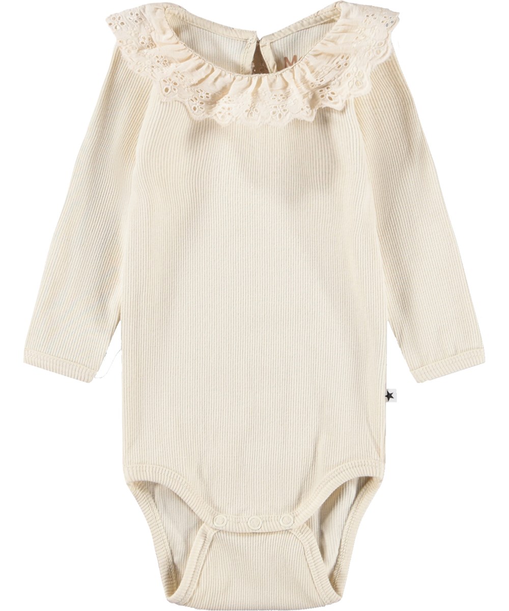 Faye - Summer Sand - Hvid, langærmet babybody i økologisk bomuldsrib med flæsekrave