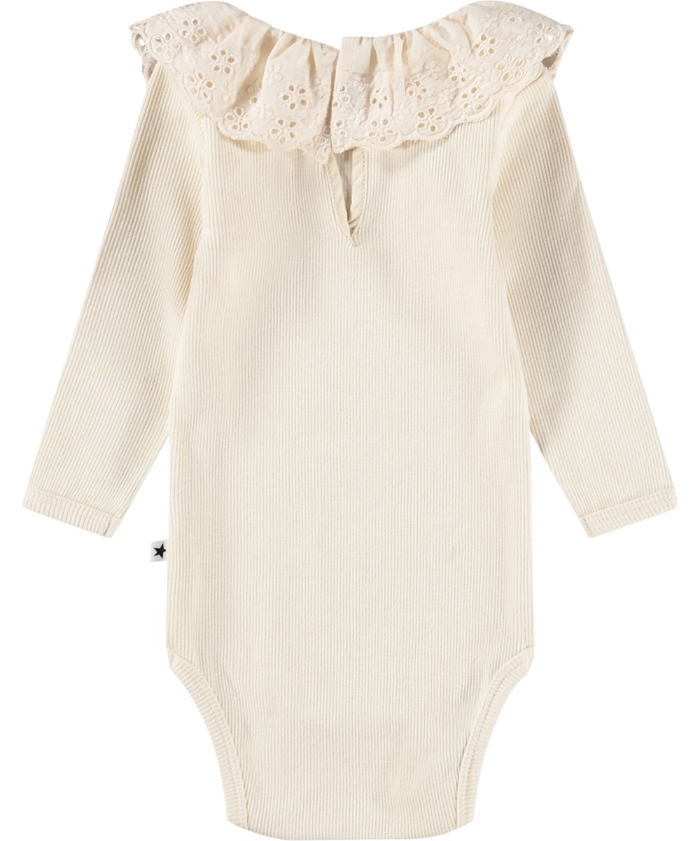 Faye - Summer Sand - Hvid, langærmet babybody i økologisk bomuldsrib med flæsekrave