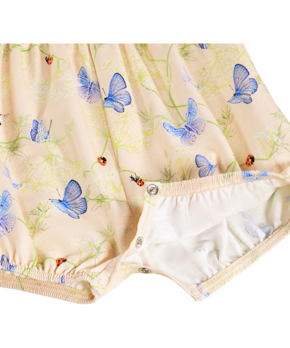 Felicia - Butterflys Cloud - Lyserød babyheldragt med sommerfugleprint i økologisk bomuld