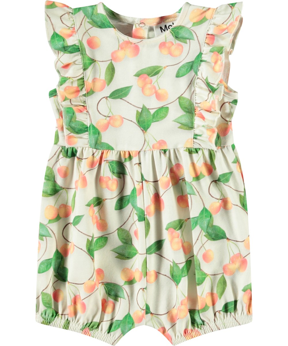 Felicia - Sweet Cherries - Heldragt med korte ben og flæser i økologisk til baby. Dragten har print af kirsebær