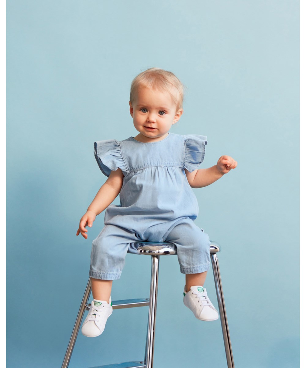 Fifi - Light Washed Blue - Lyseblå babyheldragt med lange ben