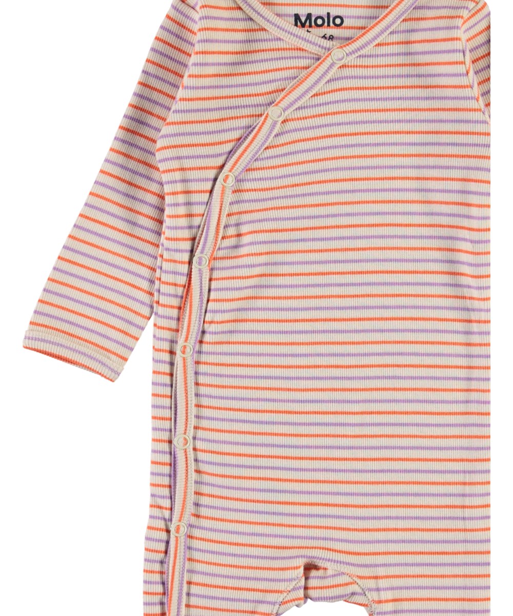 Flora - Purple Orange Stripe - Økologisk stribet baby dragt
