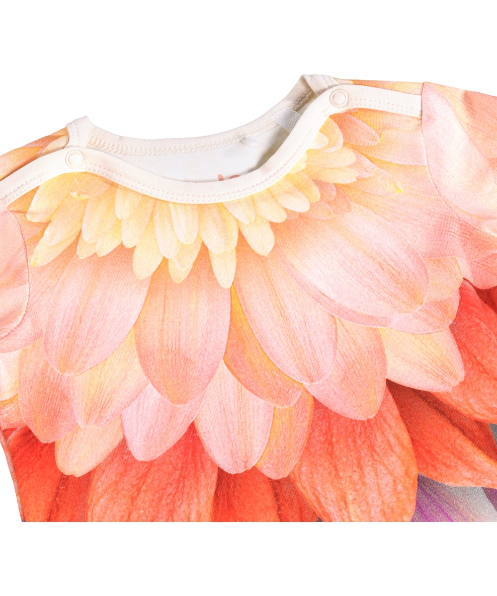 Foss - Bright Petals - Orange, langærmet babybody med blomsterprint i økologisk bomuld