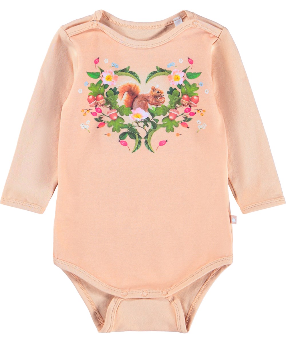 Foss - Squirrel Heart - Rosa langærmet body i økologisk bomuld til baby, med print af et egern og planter. 