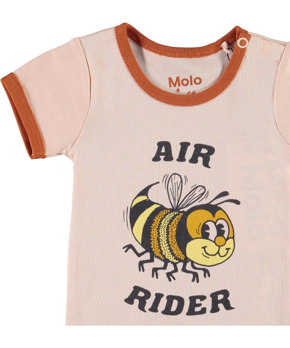 Fossie - Air Rider - Økologisk lyserød baby body med bi print