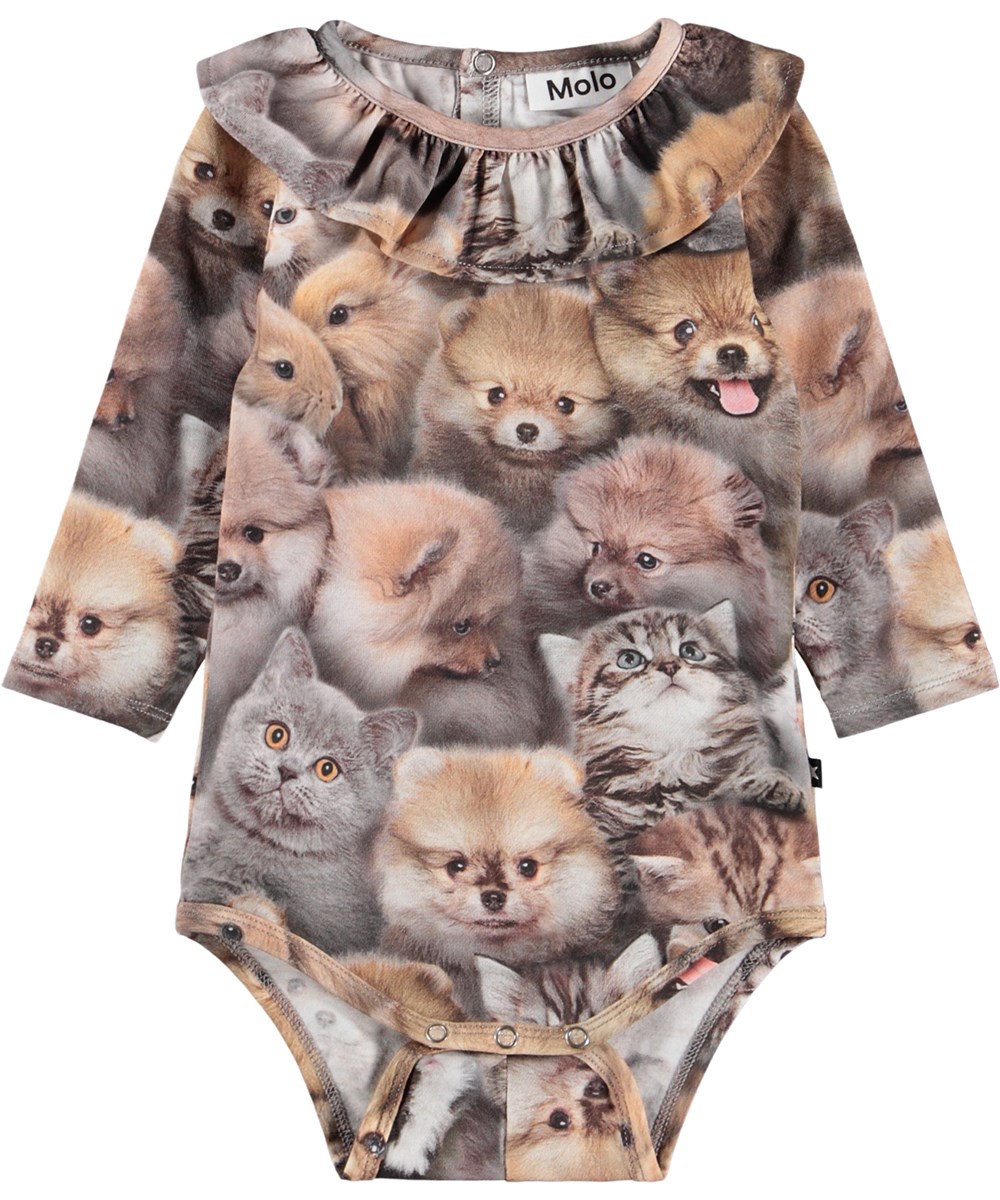 Freya - Fuzzy Fluffy - Body i økologisk bomuld til baby. Den har flæsekant og lange ærmer. Denne body har print søde dyr. 