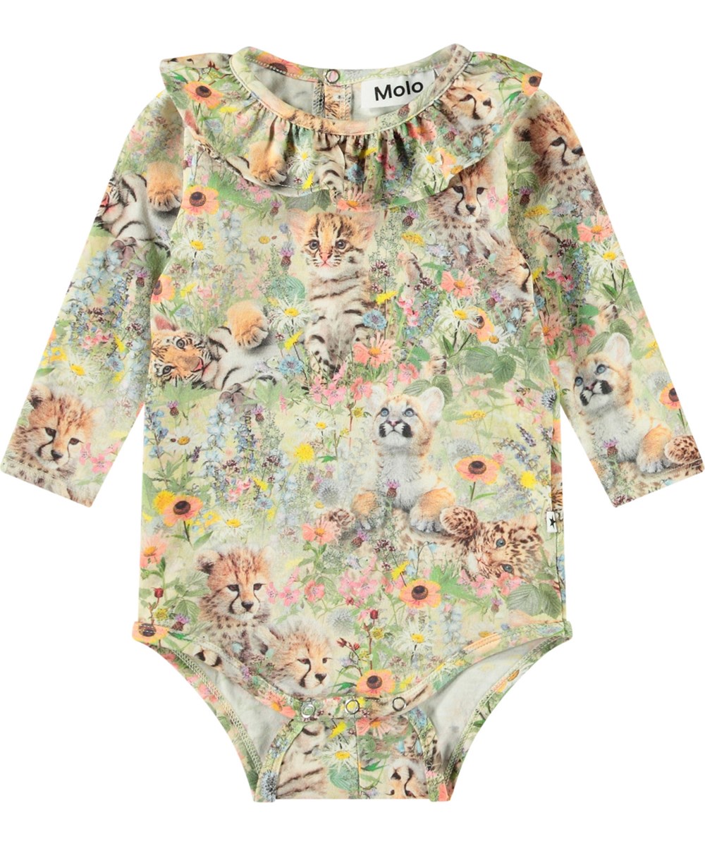 Freya - Meadow Cubs - Body i økologisk bomuld til baby. flæsekant og lange ærmer. Denne body har print af dyreunger i et blomsterbed.