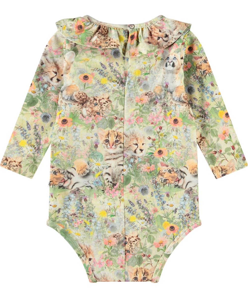 Freya - Meadow Cubs - Body i økologisk bomuld til baby. flæsekant og lange ærmer. Denne body har print af dyreunger i et blomsterbed.