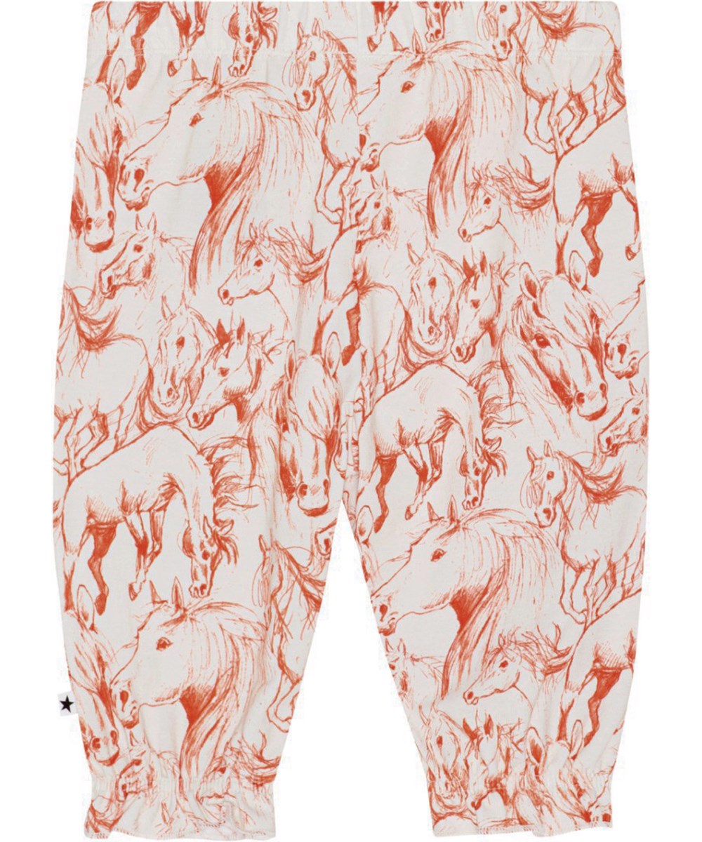 Selena - Red Horses - Råhvide jersey bukser til de mindste i økologisk meleret bomuld med et rødt alloverprint håndtegnet vilde heste.