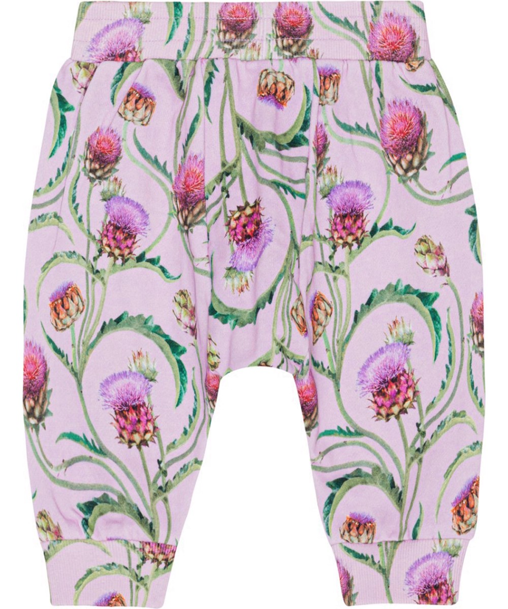 Sona - Artichoke Mini - Lilla jersey bukser til de mindste i en blød bomuld med print af smukke artiskokblomster i lilla, røde og grønne farver